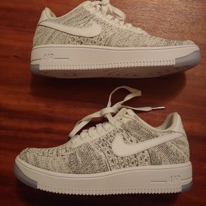 WOMEN'S NIKE AIR FORCE 1 FLYKNIT LOW; SIZE 6.5
